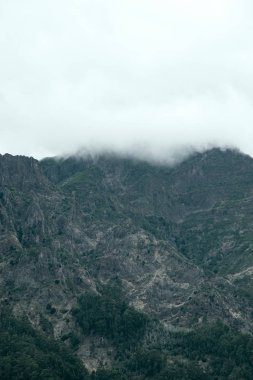 Bulutlar ve dağ fotoğrafı. Dağ ve gökyüzünün resmi