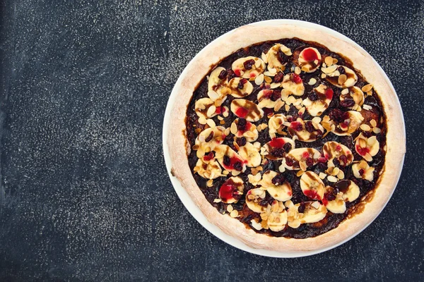 Çikolatalı ve muzlu pizza. Çikolatalı pizza resmi.