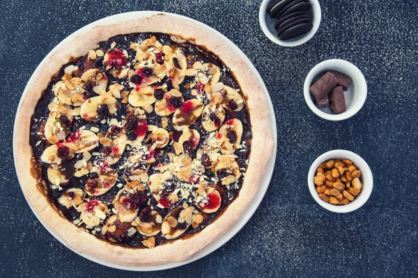 Malzemeli tatlı pizza. Tatlı pizza resmi.