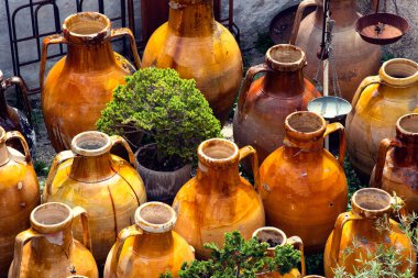  Eski kil sürahileri. Çamur atıcılarının resmi