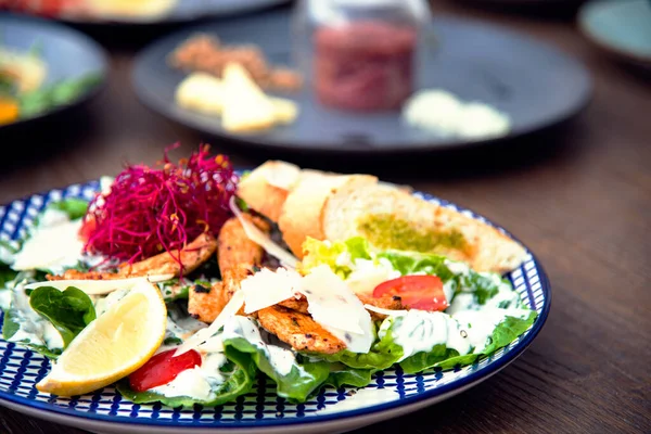 Tavuk salatası. Ekmek arası salata resmi.