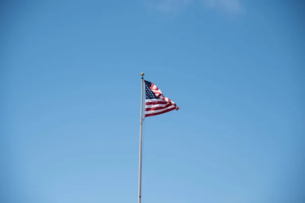 Rüzgardaki Amerikan bayrağı. Amerikan bayrağının resmi