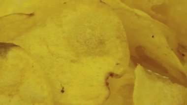 Sarı patates cipsi tabakta döner.