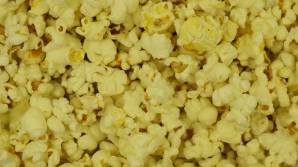 Gesalzenes Popcorn rotiert auf einem Teller — Stockvideo