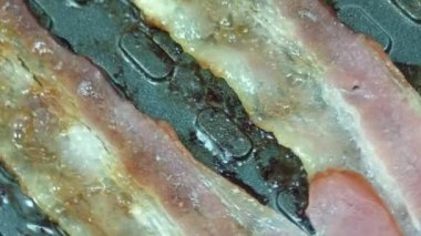 Pastırma ızgara ve rotasyon. Kapatın. Yukarıdan görünüşü