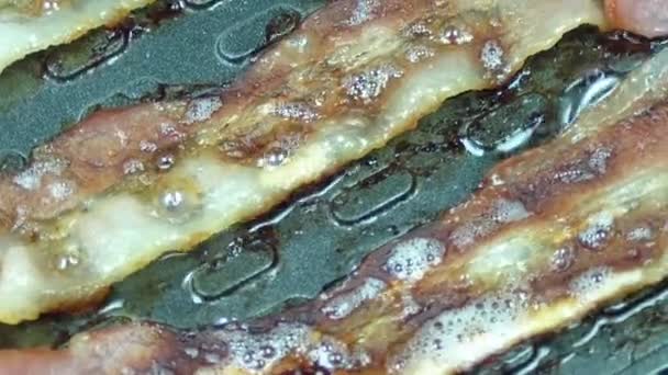 Bacon grillas och roterar. Närbild. Utsikten uppifrån — Stockvideo