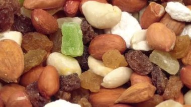 Fındık ve kurutulmuş meyve karışımı döner. Kapat. Yukarıdan görüntüle