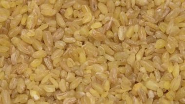 Bulgur dönüyor. Kapatın. Yukarıdan görünüşü.