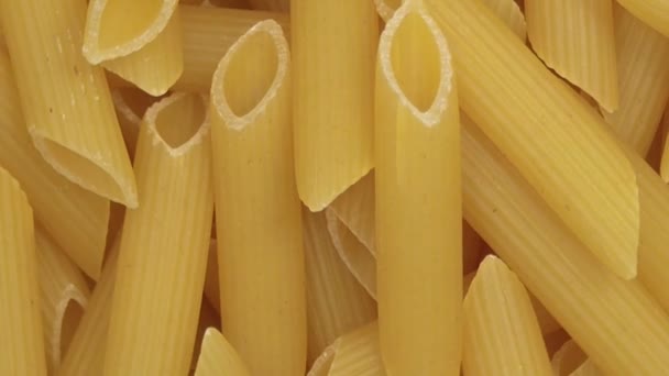 Сухой Penne Pasta Вращается Закройте Вид Сверху — стоковое видео