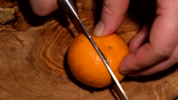 Man Skär Mandarin Träskiva Med Vass Kniv — Stockvideo