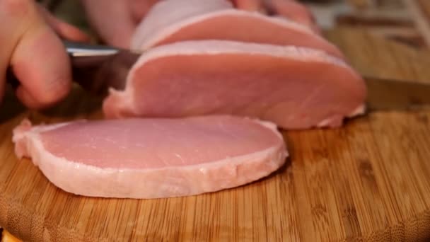 Mann Schlägt Schweinefleisch Mit Hammer Auf Holzbrett — Stockvideo