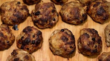 Biftek ve domuz köfteleri tahtaya konur.