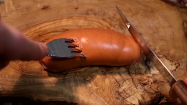 Hombre Corta Una Salchicha Una Tabla Madera Con Cuchillo Tenedor — Vídeo de stock