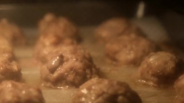 Köfte ve pirzola fırında kızartılır.