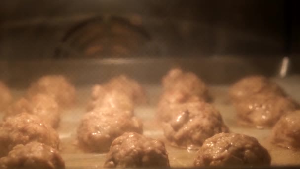 Mięsne klopsiki i kotlety smażone są w piekarniku — Wideo stockowe