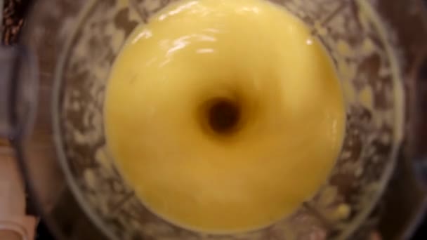 Il frullatore crea un vortice di succo d'arancia — Video Stock