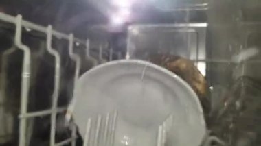 Bulaşık makinesinde bulaşık yıkama üzerine içeriden görüş