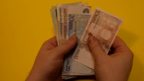 Człowiek liczy pieniądze: dolary, euro, ruble — Wideo stockowe