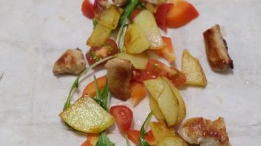 Tavuk ve sebzeler lavların üzerinde. Shawarma