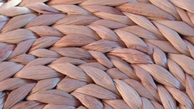 Örgülü hasırlar kürsüde dönüyor. Yukarıdan bak. Arkaplan olarak kullanılabilir.