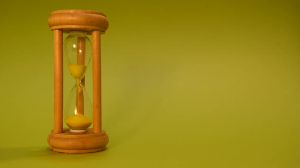 Деревянные Песочные Часы Отсчитывают Время Зеленом Фоне Текстовое Пространство — стоковое видео