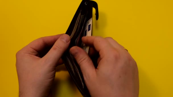 Egy Férfi Pénzt Számol Tárcájában Dollárt Eurót Rubelt — Stock videók