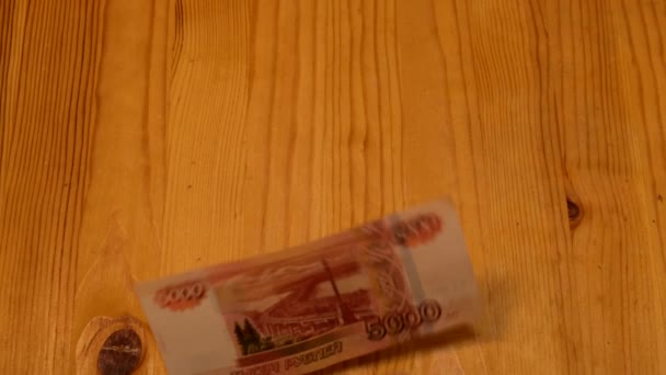 Ruble na drewnianym stole. Rosyjskie pieniądze. Widok z góry. Zbliżenie. Makro. — Wideo stockowe