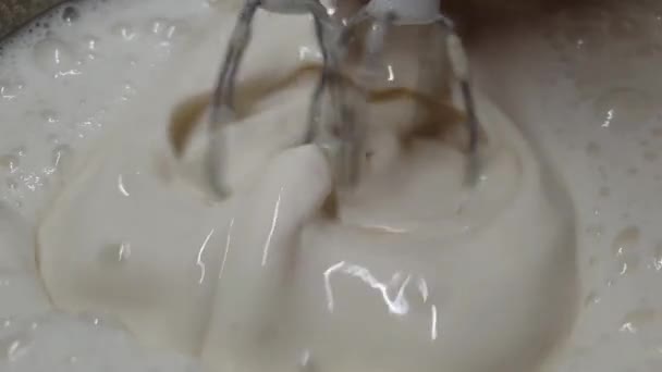 把面团和搅拌机混在一起.用搅拌机慢动作烹调奶油面团。美丽的波浪在厚厚的液体上.纸杯蛋糕和其他烘焙用标准面团. — 图库视频影像