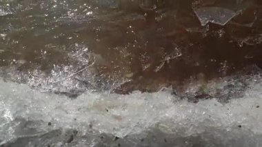 Bir bahar günü denizde buzla dalgalar. yavaş çekim.