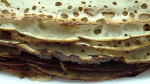 Une pile de crêpes tourne sur une assiette. Carnaval. Gros plan. Macro . — Video