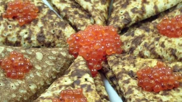 Le frittelle con il caviale rosso stanno girando. Carnevale. La vista dall'alto. Primo piano. Macro . — Video Stock