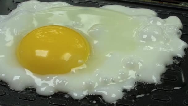 Cocinar huevos fritos en la barbacoa eléctrica, primer plano. Macro . — Vídeo de stock