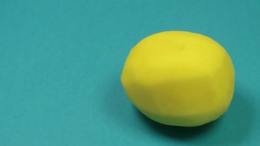 Soyulmuş patates mavi arka planda döner. Metin uzayı.