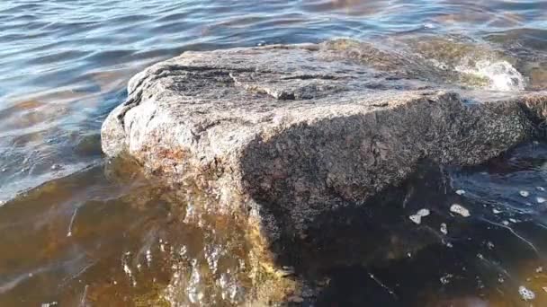 波浪翻滚着巨大的花岗岩石 波罗的海的芬兰湾 慢动作 — 图库视频影像