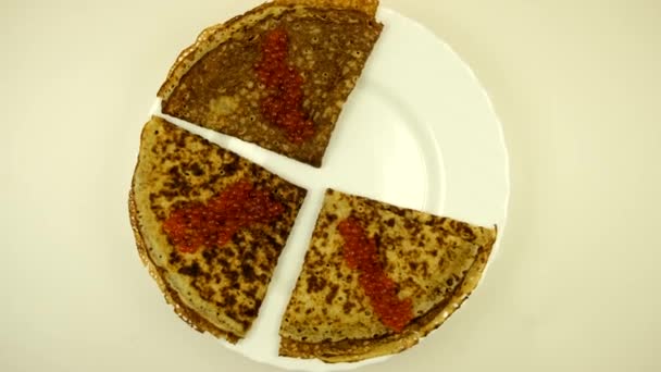 The pancakes with the red caviar is spinning on the plate. Carnival. The view from the top. Close-up. Macro. — Stock Footage Pancakes Red Caviar Spinning Plate Carnival View Top Close Macro Stock Footage