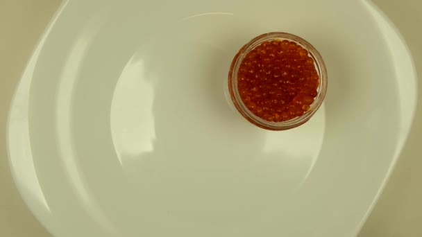 Frasco Abierto Caviar Rojo Gira Plato Vista Desde Arriba Primer — Vídeos de Stock