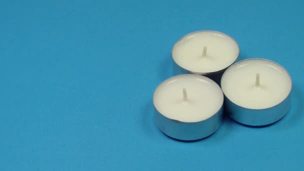 Drei Kerzen Tabletten Rotieren Auf Blauem Hintergrund Textraum — Stockvideo