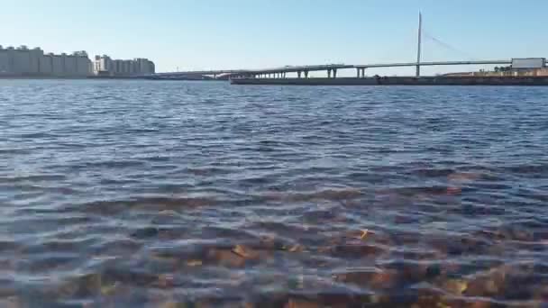 Ponte Rodoviária Sobre Rio São Petersburg Lindas Pedras Mas Fundo — Vídeo de Stock