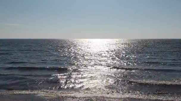 海浪在海上飘扬 太阳路径 — 图库视频影像