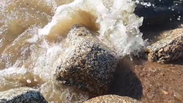 Mer vagues pures se brisent contre les rochers. Mouvement lent .