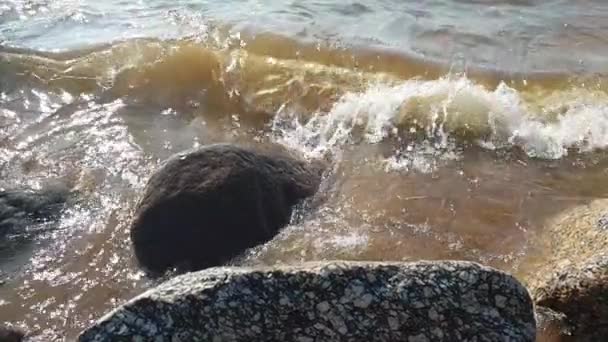 清澈的海浪冲击着岩石 慢动作 — 图库视频影像