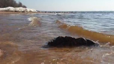 Deniz saf dalgalar kayalara çarpıyor..