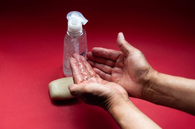 Alkol dezenfektanlarıyla el yıkamak ya da halka açık bir yerde şişeden alkol jeli kullanmak. Wuhan Coronavirus (COVID-19) salgın enfeksiyonu önleme ve kontrol. Hijyen ve sağlık hizmetleri kavramı