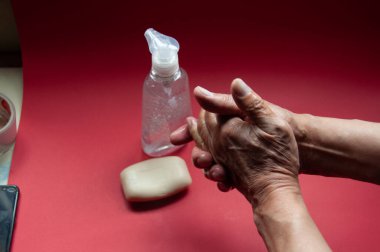 Alkol dezenfektanlarıyla el yıkamak ya da halka açık bir yerde şişeden alkol jeli kullanmak. Wuhan Coronavirus (COVID-19) salgın enfeksiyonu önleme ve kontrol. Hijyen ve sağlık hizmetleri kavramı