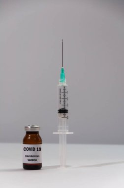 Coronavirus aşısı. Beyaz arka planda aşı ve şırınga enjeksiyonu. Koronavirüs enfeksiyonunu önleme, aşılama ve tedavi için kullanılır. COVID 19. Bulaşıcı hastalıklar için tedavi. Coronavirüs kavramını sonlandır.