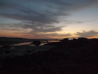 Sahilde gün batımı