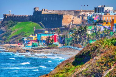 San Juan, Porto Riko 'daki plaja bakan tepe boyunca renkli evler var.