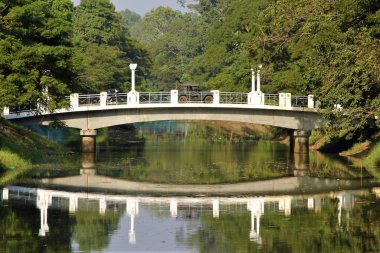 Kamboçya-siem-hasadı-köprü-jip-geçiş yansıması