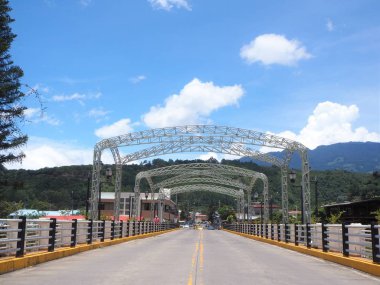 Boquete, Panama 'da nehir üzerinde çelik köprü.