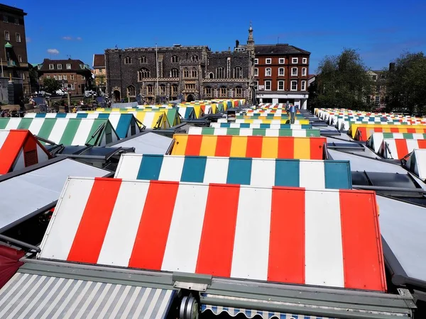 Mercado Norwich, Reino Unido. Canopies coloridos —  Fotos de Stock